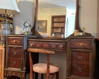 Vintage vanity 31x48x20. Mirror-28x39