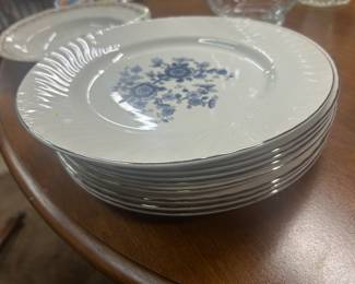 Set Wedgwood dinner plates