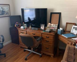 Desk, swivel chairs, monitor