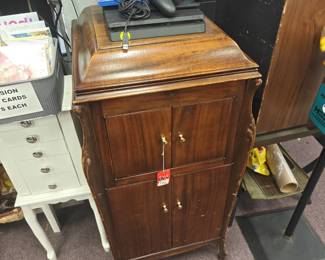WIND UP VICTROLA