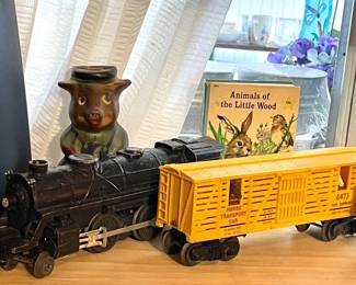 VINTAGE LIONEL TRAIN SET WITH TRACK AND 7 CARS
