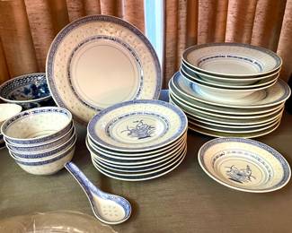 CHINESE JINGDEZHEN BLUE AND WHITE PORCELAIN “RICE GRAIN” DINNERWARE SET