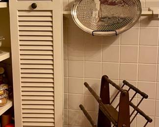 VINTAGE MAGAZINE RACK