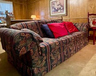VINTAGE FLORAL COUCH