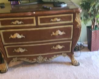 Bombe accent chest