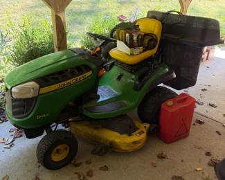 John Deere D140 Riding Lawn Tractor with Bagger BPMG