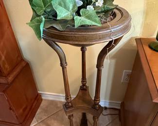 Traditional Pedestal Plant Stand