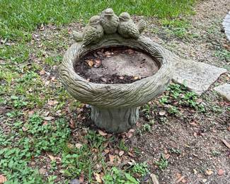 Cast Stone 'Stump/Three Birds' Bird Bath