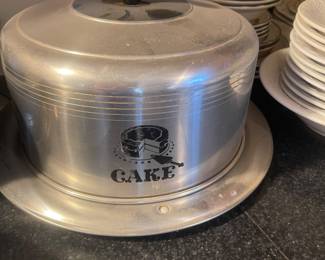 Lots of vintage kitchen items. 