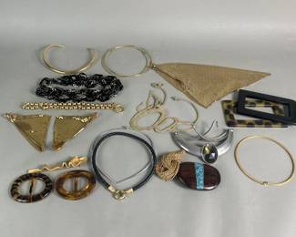 362  Lot 28  Group of costume jewelry