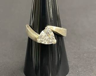 879  Lot 710h  Vintage sterling silver and CZ ring