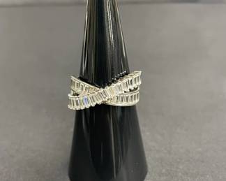 880  Lot 415h  Sterling silver crossover ring with baguette CZ
