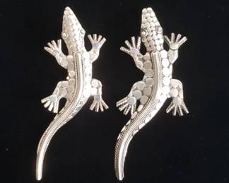 179  Lot 15  Pair of sterling silver lizard brooches