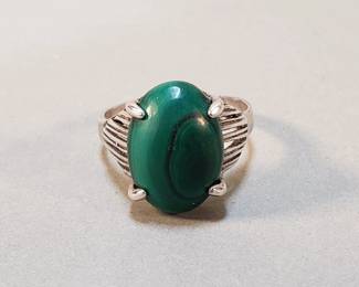 875  Lot 63  Mens sterling and malachite cabochon ring