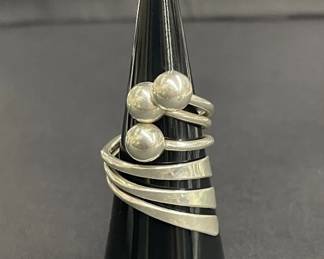724  Lot 444h  Sterling silver ring with three polished spheres