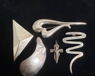 167  Lot 21  Group of vintage sterling silver brooches and