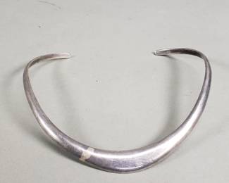 214  Lot 677  Sterling silver modernist style choker made in