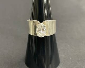 886  Lot 720h  Sterling silver and CZ ring