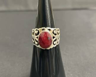 717  Lot 665h  Vintage sterling silver ring with red stone