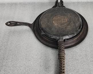 084  Lot 323h  Antique iron Griswold No8 waffle maker