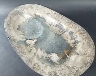 689  Lot 587  Dorothy Thorpe style glass bowl