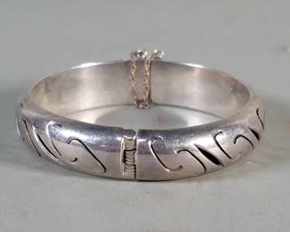 202  Lot 604  Sterling silver Mexico bangle hinged bracelet