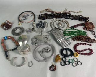 364  Lot 30  Group of costume jewelry