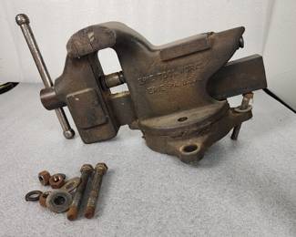 745  Lot 338h  Vintage Erie Tool Works Superior No44 vise