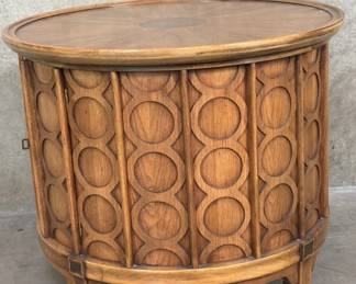 550  Lot 191  Thomasville style round wood end table