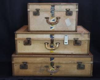 698  Lot 628  3 Hartmann wardrobe suitcase trunk