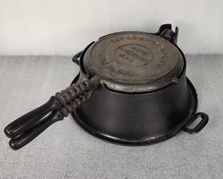 070  Lot 326h  Antique iron Griswold No8 waffle maker