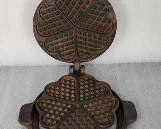 134  Lot 324h  Antique iron Jotul Norway heart waffle maker