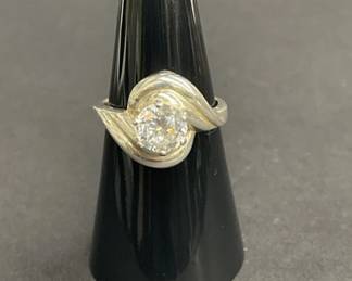 878  Lot 530h  Vintage sterling silver and CZ ring