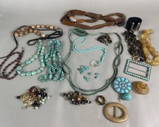 363  Lot 29  Group of costume jewelry