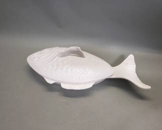 558  Lot 218  MCM oven proof California fish shaped casserole