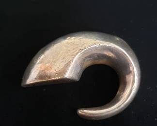 160  Lot 11  Vintage Simon Seabag sterling silver brooch