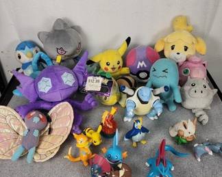 798  Lot 320h  Pokemon plush and toys