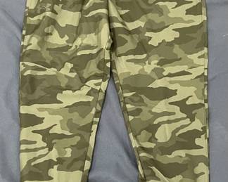 593  Lot 372h  Mens Under Armour camouflage pants