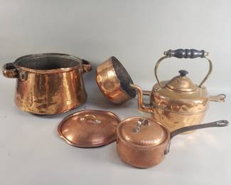 809  Lot 370  Box of copper cooking pots, kettle