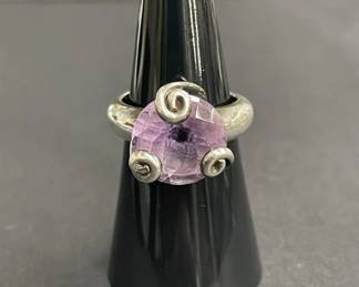 714  Lot 480h  Vintage sterling silver and amethyst ring