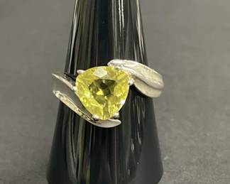 882  Lot 580h  Sterling silver ring with yellowgreen CZ