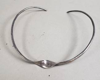 194  Lot 276  Sterling silver modernist style choker