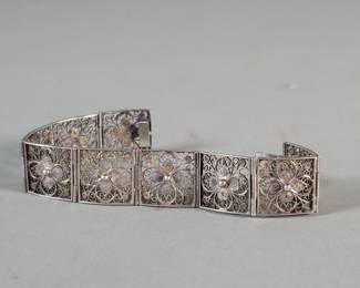 361  Lot 606  800 silver floral bracelet