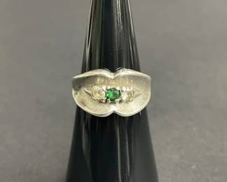 713  Lot 435h  Vintage sterling silver ring with green and c