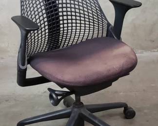 043  Lot 142  Herman Miller sayl adjustable office chair