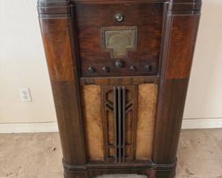 Lot #27- RCA Victor Magic Voice Wood Console Radio