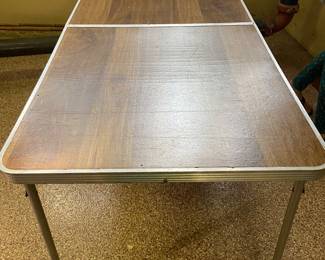 Aluminum frame folding table