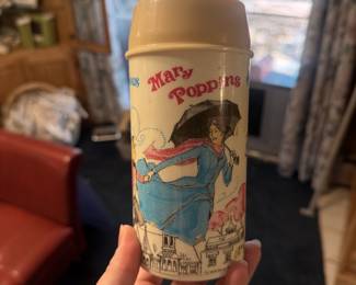 βοΈβ¨ **It's Supercalifragilisticexpialidocious!** Calling all Mary Poppins fans and Disney collectors! This charming vintage Mary Poppins souvenir cup features Mary and Bert, along with a little Disney nostalgia. Believed to date back to the 1970s or early 1980s, it's a fun little piece of Disney history and a practically perfect addition to any collection! 🐧💕 *Exact age and origin have not been verified. Sold as-is.*