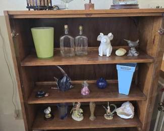 SW276Assorted decorative items