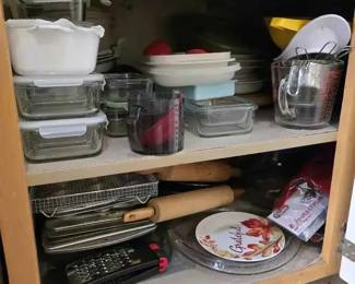 SW293Assorted kitchen items